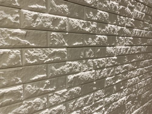 DIYでリビングの壁をストーンタイル（石壁）でリメイク！エコカラット同等の漆喰タイルを貼って見ました。ダウンライトが決め手！
