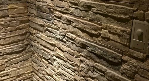 本物の石壁みたい！リビングの一角に石材調クッションブリックタイルを貼りました。(DIY)
